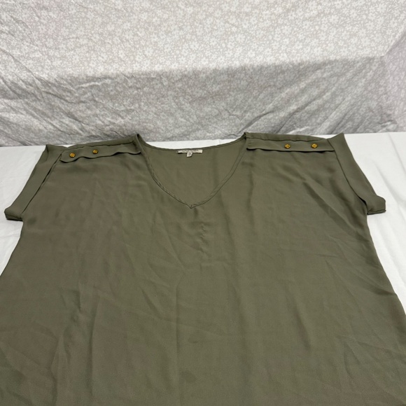 green woman blouse 2x brand speed limit with gold button on shoulder - Picture 2 of 6